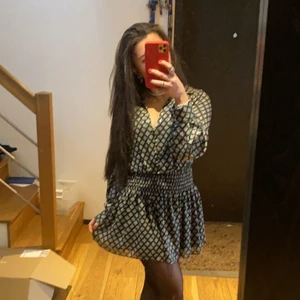 Klänning från Zara  - Jättefin klänning från zara. Använd 2 gånger och kan användas som både kjol och klänning (se bild 2). Köptes för 400 säljer för 300 (kan diskuteras). Möts i sthlm annars frakt som du står för. 