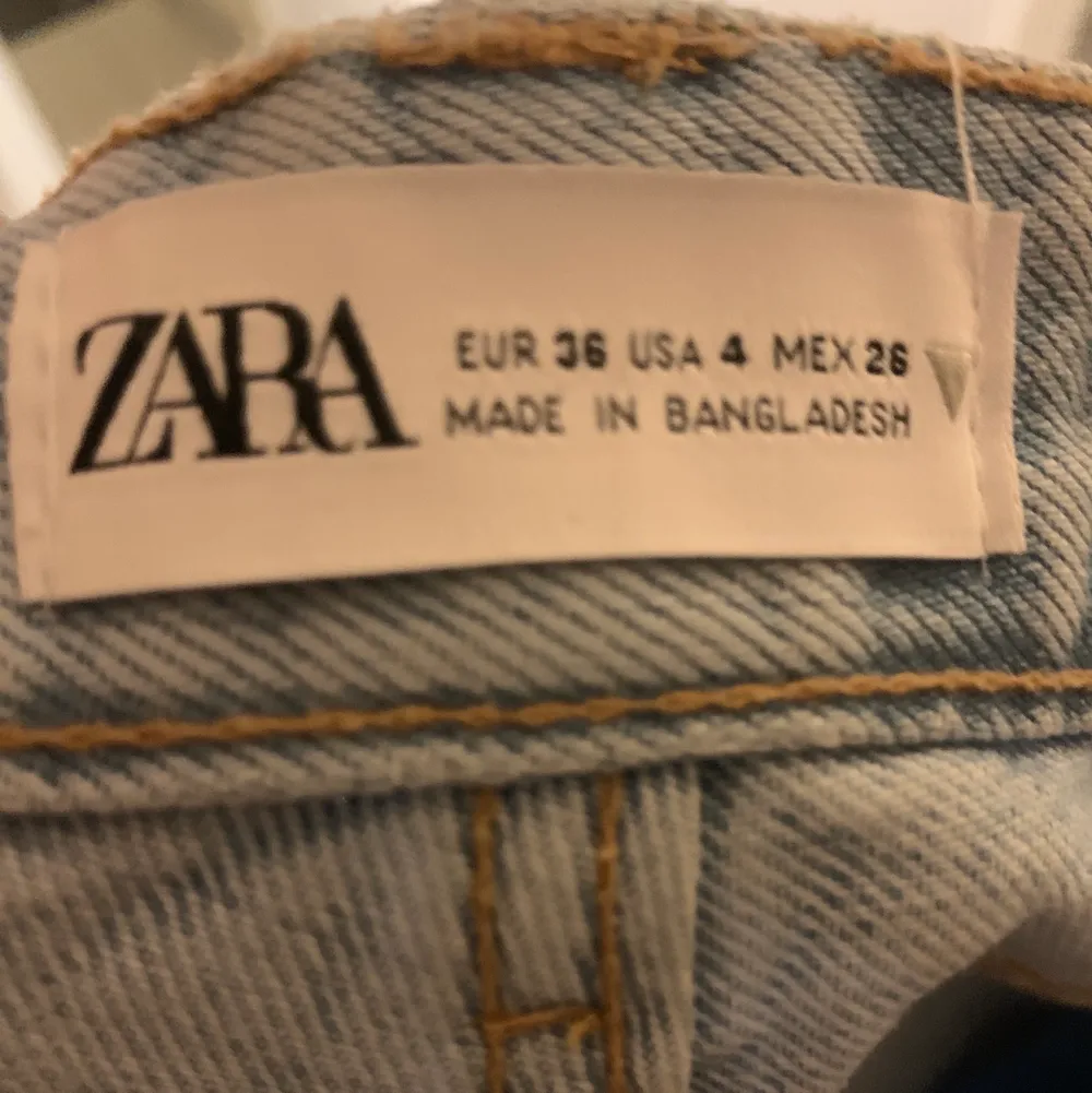 Säljer dessa snygga jeans från zara då de inte kommer till någon användning. Använda fåtal gånger. De är avklippta men ändå långa på mig som är 170 cm. . Jeans & Byxor.