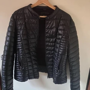 Guess skinn jacka dam  - Bra skick köpt för 1599kr i guess butik Malmö 
