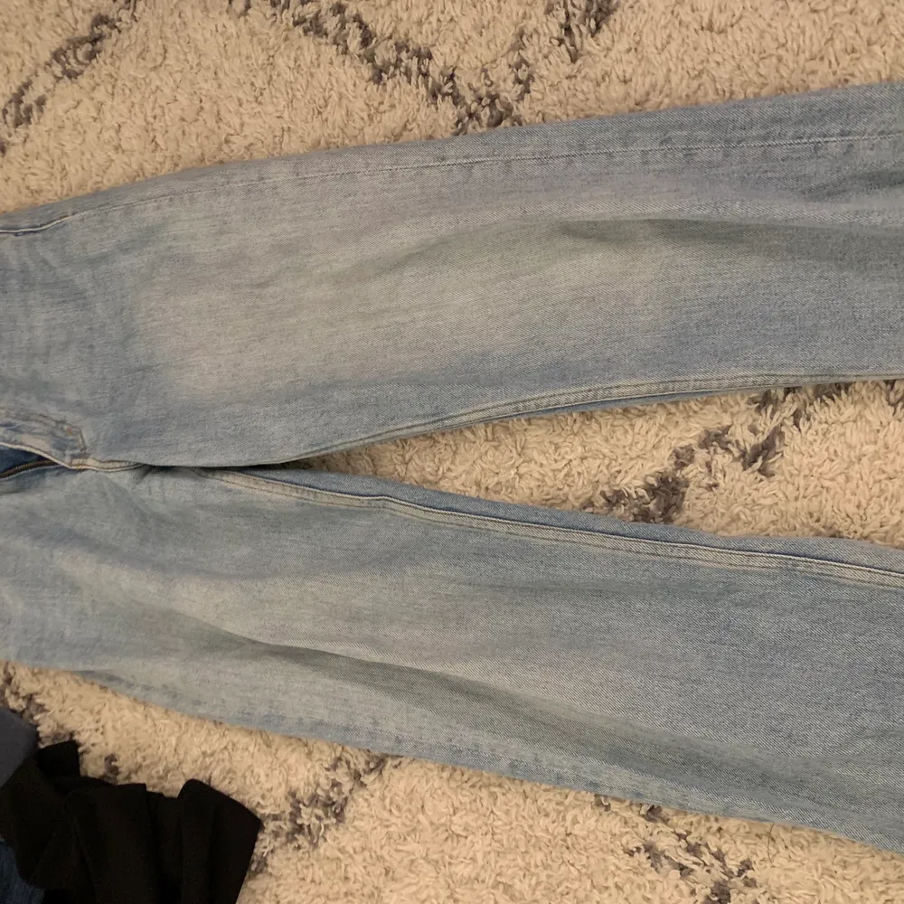 Blåa wideleg jeans, passar en S!  För frågor och mer info, skriv!🤍 . Jeans & Byxor.