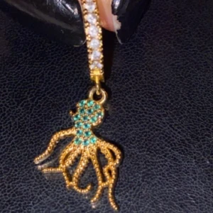 Blekksprut øredobb - Selger 1. stk gull Hoop m.sølv/hvite zicronstener m. Blekksprut charm 🐳 Gull dyppede hoops Materielle : usikker, men tror d r Zicron ( tåler en del vann) Tilstand: brukt 2-3 ganger, i ny tilstand.   Selges grunnet at jeg har for mange øredobber jeg ikke bruker.