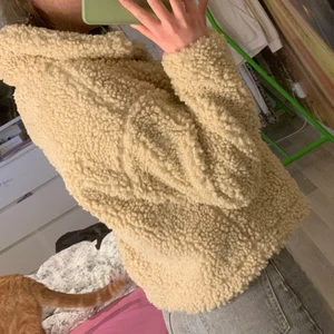 Fluffig jacka från Gina Tricot - Aldrig använd, inga märken eller fläckar. Den köptes för 399kr.