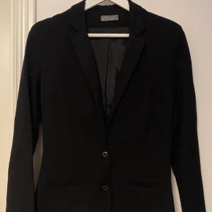 Kavaj - Figurnära kavaj i stretchigt material 