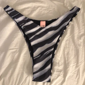Bikiniunderdel - Mönstrad bikiniunderdel från Hunkemöller i storlek S. Går att ha båda som high waist och low waist. Helt oanvänd. Säljer pga att den aldrig kommer till användning. 