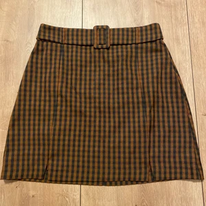 Kjol - Kjol med dekorskärp brun/svart rutig 