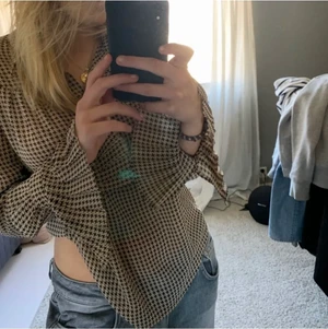 Blus - Blus i hundtandsmönster från neo noir!