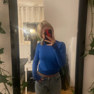 Blå tröja från zara - En fin blå tröja med guldknappar vid armarna, storlek s ifrån zara💙