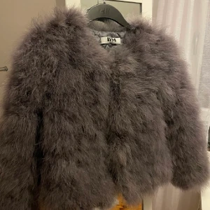 Pälsjacka - Sparsamt använd pälsjacka från DM, dennismaglic. Storleken är mellan XS-S