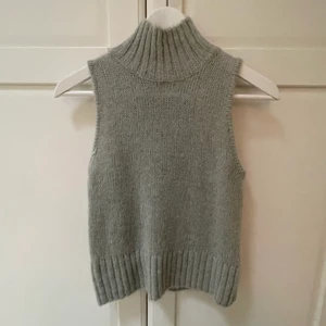 Zara väst - Stickad väst från Zara i superfin färg. Använd 1 gång! Storlek M men passar också s/xs. Köparen betalar frakt💗💗