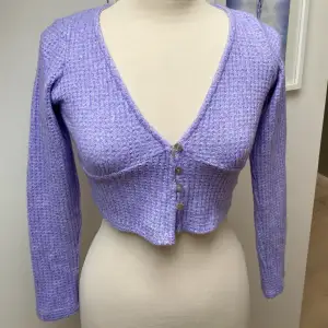 Supergullig lila topp/ tröja i ett jättemjukt och fint material. Passar så bra till både jeans eller en kjol 💜 Aldrig använd :-) 
