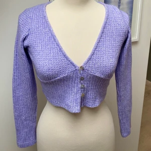 Lila långärmad tröja - Supergullig lila topp/ tröja i ett jättemjukt och fint material. Passar så bra till både jeans eller en kjol 💜 Aldrig använd :-) 