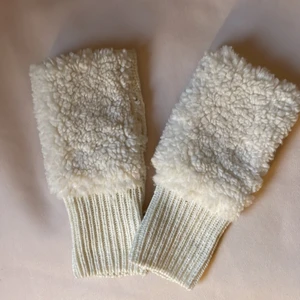 Fluffiga handledsvärmare - Jätte fina fluffiga handledsvärmare/torgvantar<3 säljer för att jag nästan aldrig använt dom max 2ggr, säljer för 80kr plus frakt den ligger på 26kr så alltså 106kr totalt :)) om du har frågor så kom privat :D ps möts bara upp dagtid 