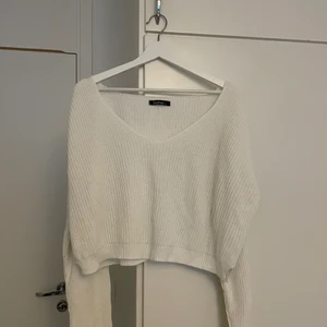 Stickad tröja - En vit stickad tröja från boohoo. Upplever den som lite croppad och rätt lång i armarna. 