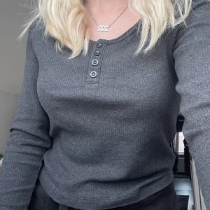 ”Farfarströja” - (LORTIG SPEGEL) Jättefin tröja jag köpt från plick men inte använt så mycket. Finns ingen lapp men sitter som en S skulle jag säga! Fint skick, första bilden visar rätta färgen. Köparen betalar för frakten och katt finns i hem 🏠 