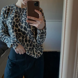 Leopardmönstrad tröja  - Säljs då den inte kommer till användning. 50kr+frakt🥰