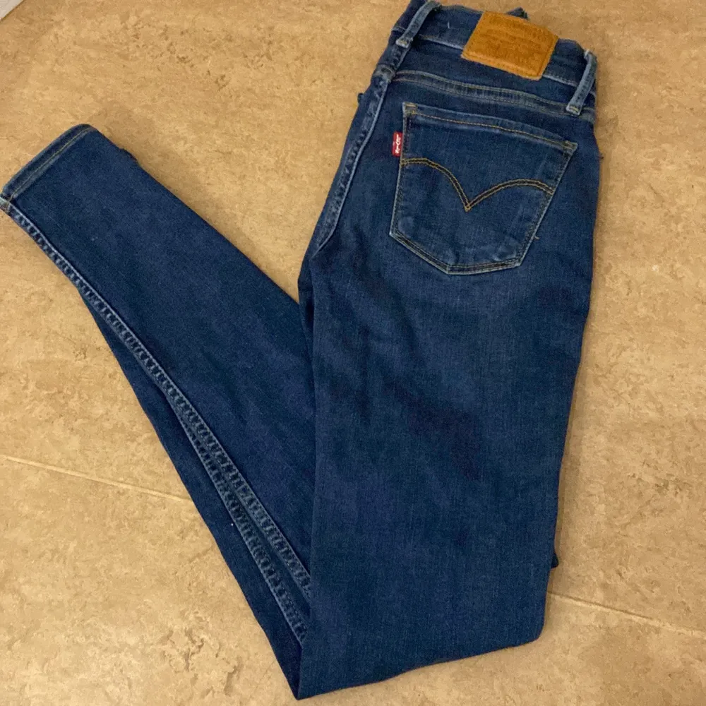 Stretchiga tajta jeans från Levi’s                         Lågmidjade 23/30. Jeans & Byxor.