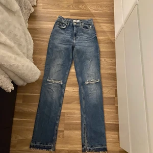 Straight jeans med slits  - Ett par sååå snygga jeans från berskha som är nästintill oanvända. De var lite för små när jag fick hem de men missade returdagen så säljer de nu. Använda någon enstaka gång. Verkligen så snygga på (tyvärr är de ännu mindre nu så kan ej visa på) och så coola nertill vid slitsen. Går eventuellt att pruta, priset är eftersom de är i nyskick men det är inte hugget i sten. Köparen står för frakten.
