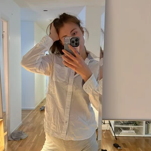 Vit skjorta XS - Vit skjorta från Hampton Republic. Stl 156 vilket blir typ XS/S. Behöver strykas annars fint skick 🥰