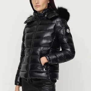 Moncler Jacka  - Säljer nu denna jättefina moncler jacka,  köpt på Nk för några år sedan. Jackan är i otroligt bra skick och endast andvänd ett fåtal gånger!! Skriv för fler bilder❤️