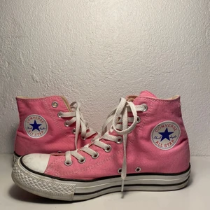 Rosa Converse  - Supercoola rosa converse! Använda några gånger men i perfekt skick. 💞 