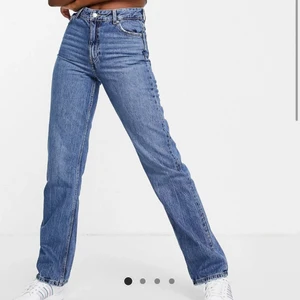 Jeans - Säljer dessa jeans från bershka i strl 38, på grund av att de var för stora. Helt nya, har prislapp kvar. Vid frågor eller fler bilder, skriv till mig💕💕
