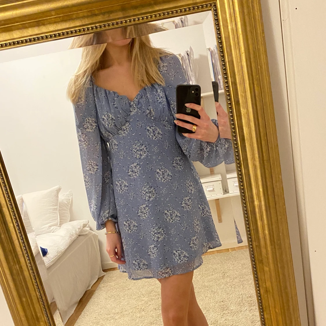 Blå blommig mini klänning