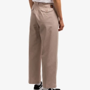 Santa Cruz byxor - Säljer mina beiga santa cruz byxor då jag inte får användning av de!✨ Köpta på Urban outfitters men är använda 1 gång ✨