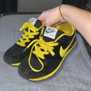 Skor - Ett par nikeskor med gula detaljer, i storlek 42!!