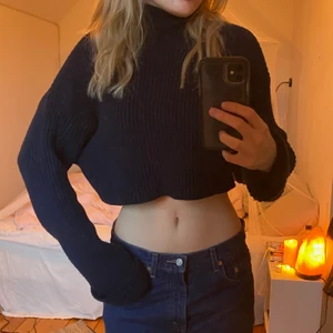 Stickad tröja zara - Skitsnygg kort stickad tröja från zara. Den är mörkblå, syns inte riktigt på bilderna. Älskar den men tyvärr kommer den inte t använding. Endast använd en gång så i bra skick. Tror inte den säljs längre💘 skriv för fler bilder/frågor💖💓