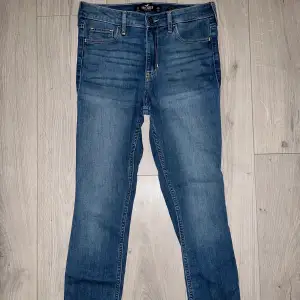 High-Rise Super Skinny jeans  Från Hollister Strl 3S, W26, L28 Knappt använda.  Nypris: 600kr  Mitt pris: 50kr  Vid snabb affär så kan priset diskuteras!  Fraktkostnad kan tillkomma!
