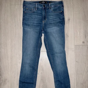 High-Rise Super Skinny jeans  - High-Rise Super Skinny jeans  Från Hollister Strl 3S, W26, L28 Knappt använda.  Nypris: 600kr  Mitt pris: 50kr  Vid snabb affär så kan priset diskuteras!  Fraktkostnad kan tillkomma!