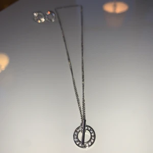 Smycken - Superfint smyckesset med matchande örhängen och halsband. Tyvärr saknar ena örhänget en plupp. Säljer för 50kr🌸