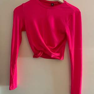 Neon rosa tröja från HM, jätte fin passform och endast använd en gång. Säljer för 50kr