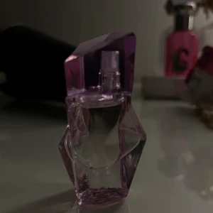 Ariana Grande parfym  - En helt oanvänd Ariana Grande parfym som jag fick med när jag köpte en av hennes andra parfymer. Luktar väldigt fräscht och gott. Kollar upp frakt vid intresse. Lägger upp på nytt då hon som vann budet sist inte var seriös. 