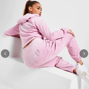 Juicy couture  - Säljer det som ett set. Tröjan har juicy texten på bröstet. Nyskick. XS