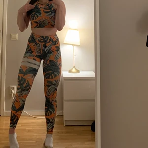 Träningssett från stronger - Tights och topp från stronger. Stretchig material och är i fint skick. Båda är i storlek s. 