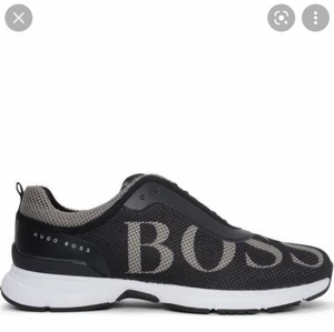 Hugo boss skor  - Köpte dessa Hugo boss skor helt nya men har aldrig använt dem om jag ska vara ärlig, dem har bara legat och ruttna på garderoben, dags och komma till användning, köptes för 2199 kr, kan tänka mig byta eller så kan ni komma med bud, (storlek  45)
