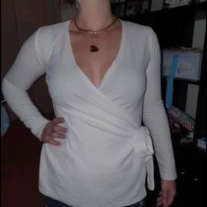 Vit tröja från BOOHOO  stl 36 - Säljes i nyskick. Inga fläckar eller dylikt finns passar till alla event nypris 499kr bud från 150kr