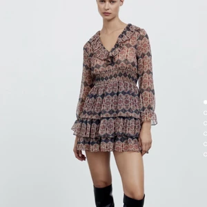 Superfin Zara Klänning!! 💞💞  - Säljer denna fina Zaraklänning!! Endast testad 1 gång och har prislapp kvar. Säljer då den var för liten för mig men den är så snygg verkligen. 💞💞 Skicka privat för mer bilder eller frågor ✨HÖGSTA BUD: 170 + frakt 