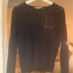 Tröja  - Säljer min jätte snygga blå tröja som har ett genomskinligt mönster. Den är i bra skick och säljer för 90kr+62kr frakt
