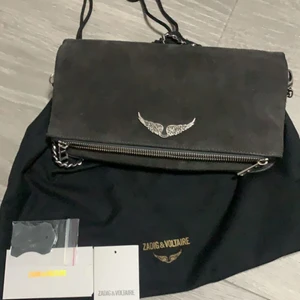 Zadig - Säljer mu min fina gråa mocka Zadig&voultaire väska. Säljer den för vill då ha en annan väska. Köpt ngn månad sen, nyskick. Köpt för 3500kr, dustbag och kvitto osv följer med. 