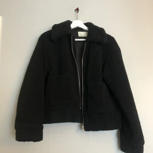 Teddyjacka - Superfin svart teddyjacka från Nelly, köpt för några år sedan. Inte mycket använd så i fint skick. Storlek 34/xs. 150kr.