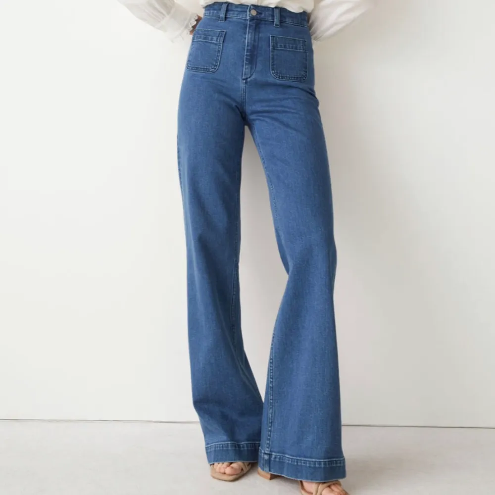 Säljer dessa superfina jeans i en mörk tvätt från & Other Stories i storlek ”EUR 25”. Skulle säga att det motsvarar XS/S. I jättefint skick utan några som helst defekter. Nypris 690kr mitt pris 500kr. Skicka meddelande vid frågor/intresse🤗. Jeans & Byxor.