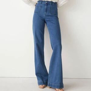 Jeans - Säljer dessa superfina jeans i en mörk tvätt från & Other Stories i storlek ”EUR 25”. Skulle säga att det motsvarar XS/S. I jättefint skick utan några som helst defekter. Nypris 690kr mitt pris 500kr. Skicka meddelande vid frågor/intresse🤗