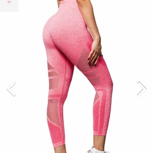 icaniwill träningstights - Skrikrosa tights från icaniwill som är använda 1 gång💗