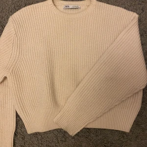 Stickad tröja Zara - Vit/ beige basic stickad tröja ifrån zara, använd fåtal gånger. Bra skick. Köpt i somras men kommer inte till användning. Köpt för ca 250kr