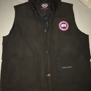 Canada goose väst storlek M,  - Säljer min canada goose väst där av att jag inte använder den längre har köpt en ny, jag har använt den några gånger men den är fortfarande i bra skick. Inga skador eller sånt för flera bilder kom privat. Pris kan även diskuteras vid snabbaffär.