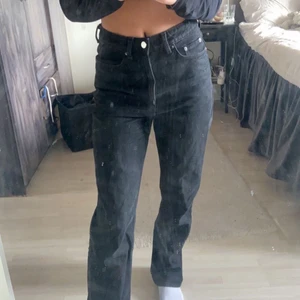 Jeans - Svarta snygga jeans från weekday i modellen rowe. Använda men i bra skick. Köpare står för frakt🌸