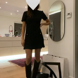Zara klänning  - Super snygg svart klänning från Zara i strorlek xs, men skulle nog säga passa s också. Aldrig använd och har alla lappar kvar, osv. Köparen står för frakten🥰