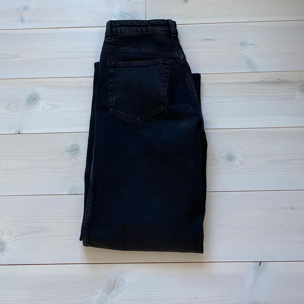 Svarta jeans från weekday modell VEER. Storlek 24. 😊😊 säljer dem för 140kr och jag kan stå på frakten. . Jeans & Byxor.